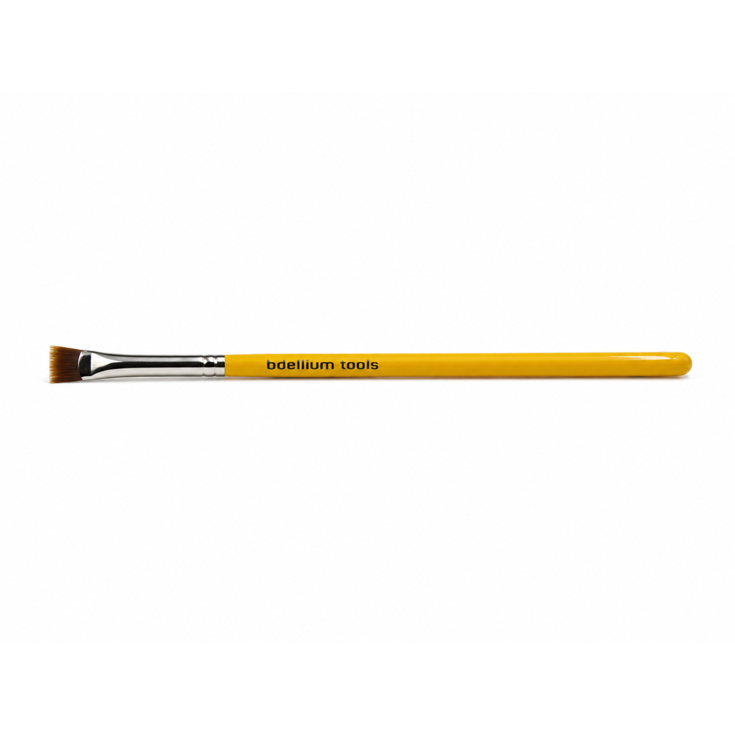 Primer plano de las cerdas sintéticas planas dispuestas en forma de abanico del pincel de viaje Bdellium Tools 731.