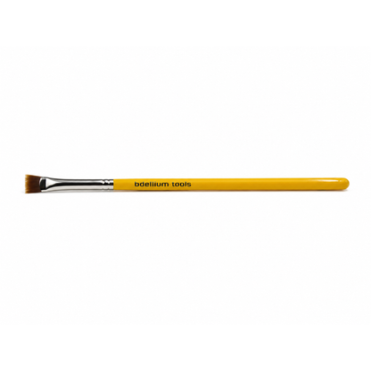 Primer plano de las cerdas sintéticas planas dispuestas en forma de abanico del pincel de viaje Bdellium Tools 731.