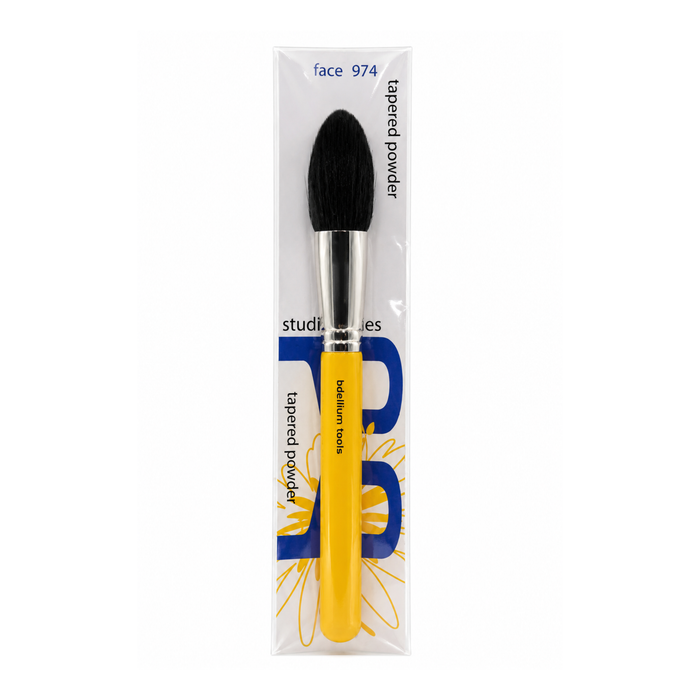 Brocha cónica mediana para rostro Studio 974 Small Tapered Blending de Bdellium Tools con mango negro clásico.