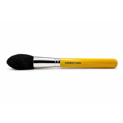 Primer plano del cabezal aguzado en punta con cerdas sintéticas suaves y densas de la brocha de detalle Bdellium Tools 974.