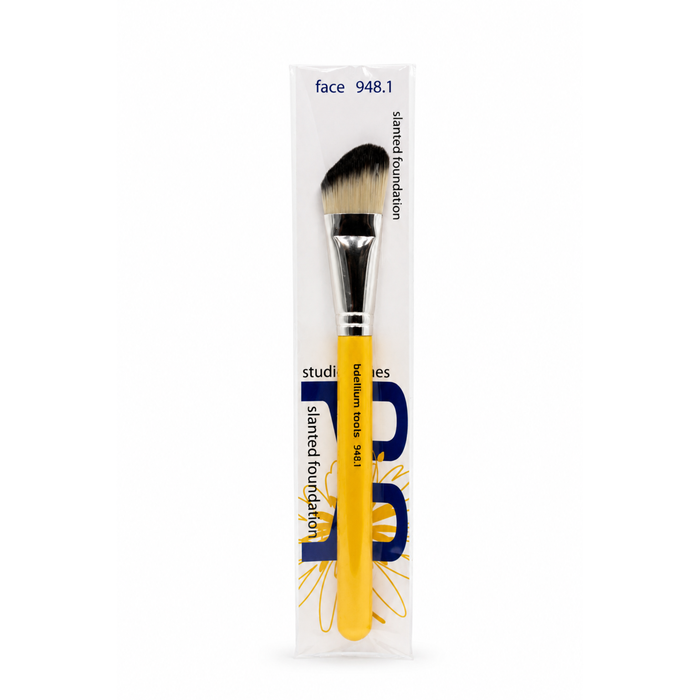 Brocha angular plana para base de maquillaje Studio 948.1 Slanted Foundation de Bdellium Tools con mango negro.