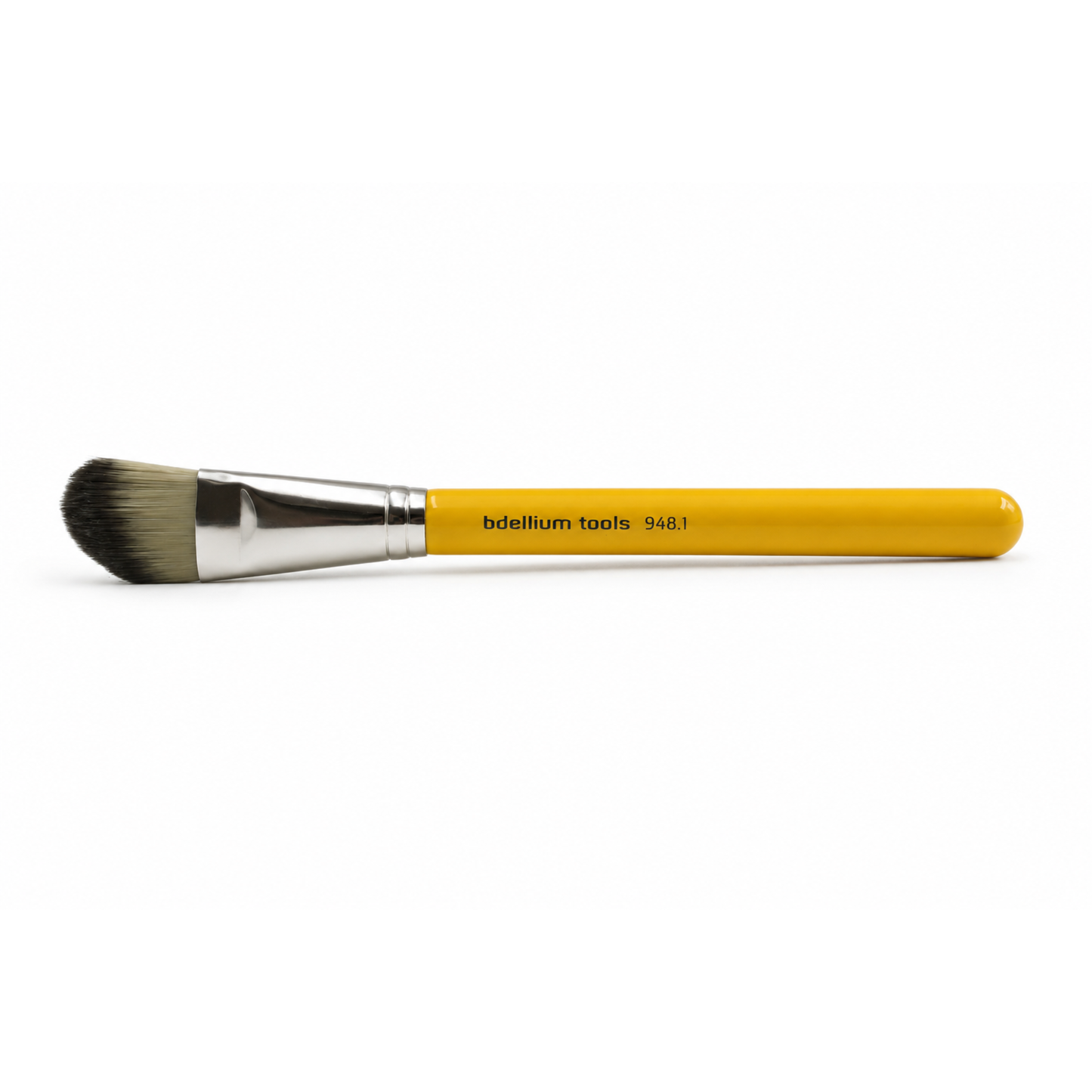 Primer plano del cabezal plano e inclinado con cerdas sintéticas suaves de la brocha para base Bdellium Tools 948.1.