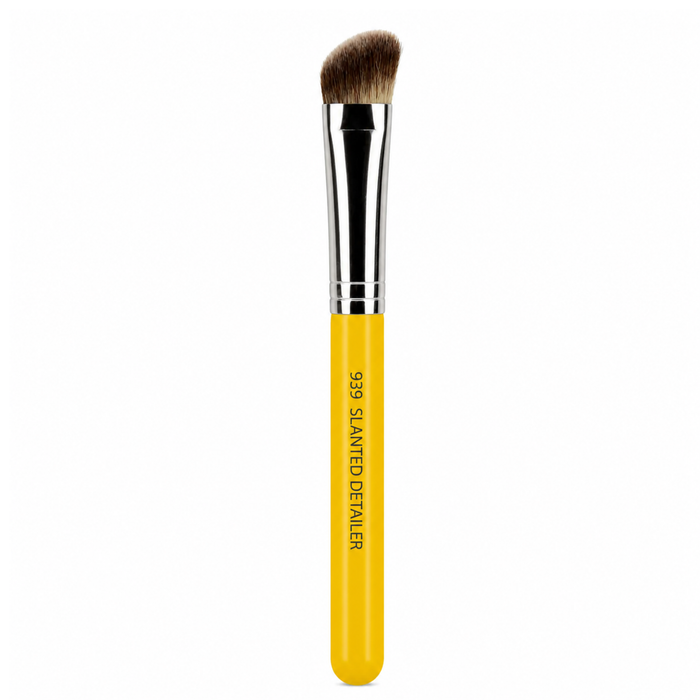 Pincel pequeño de corte angular para detalle Studio 939 Slanted Detailer de Bdellium Tools con mango negro.