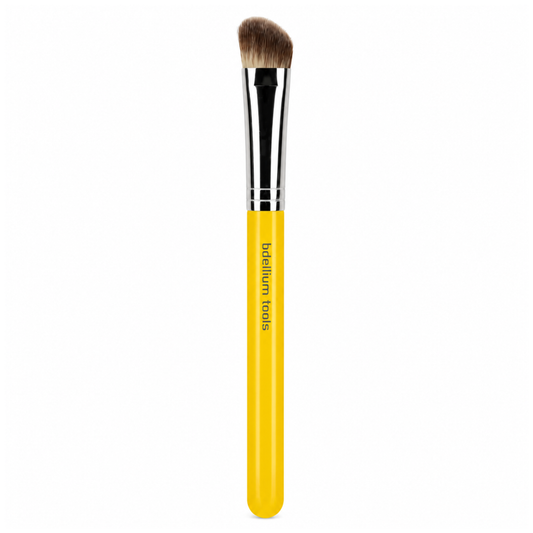 Primer plano de las cerdas sintéticas firmes y el biselado plano y compacto del pincel detallador Bdellium Tools 939.