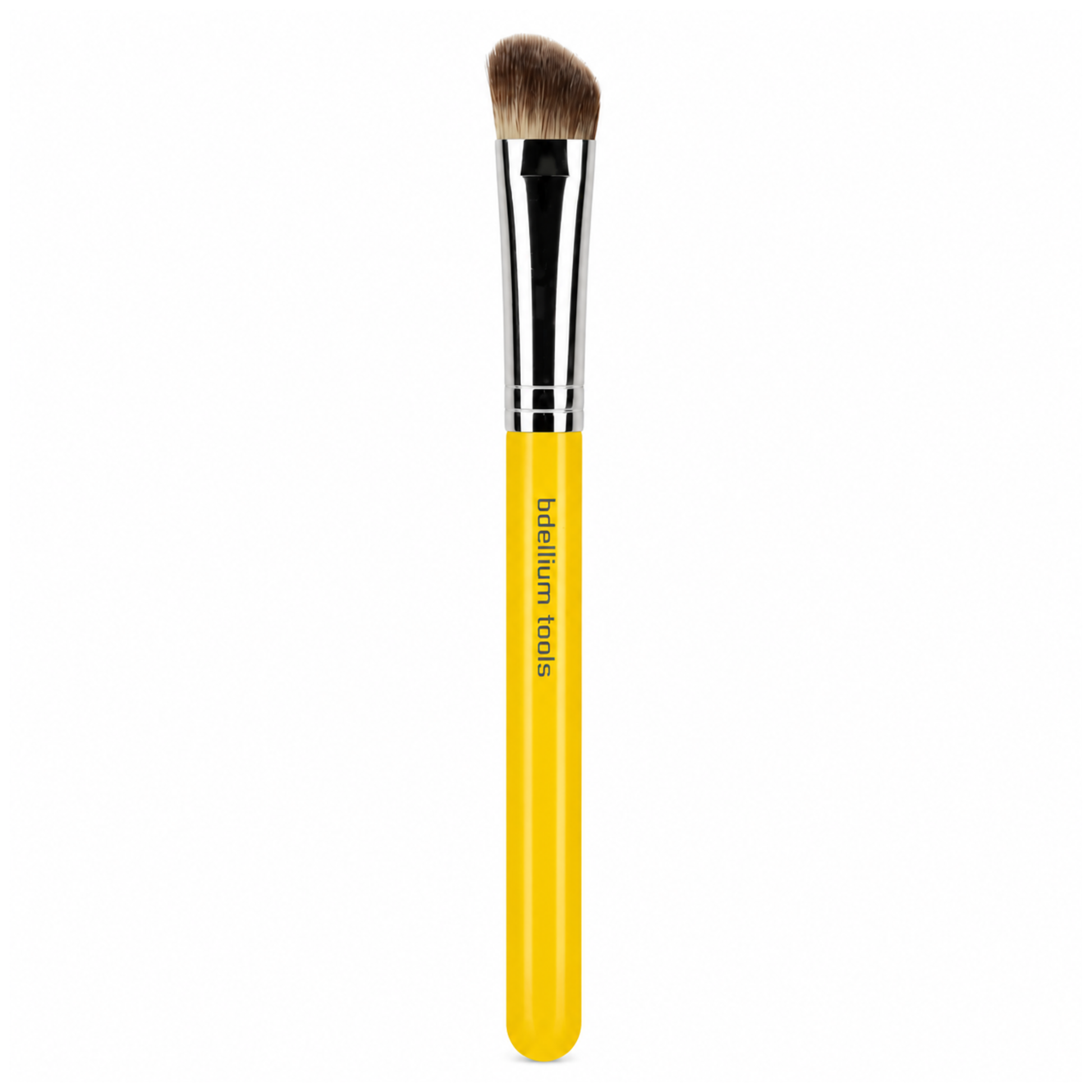 Primer plano de las cerdas sintéticas firmes y el biselado plano y compacto del pincel detallador Bdellium Tools 939.