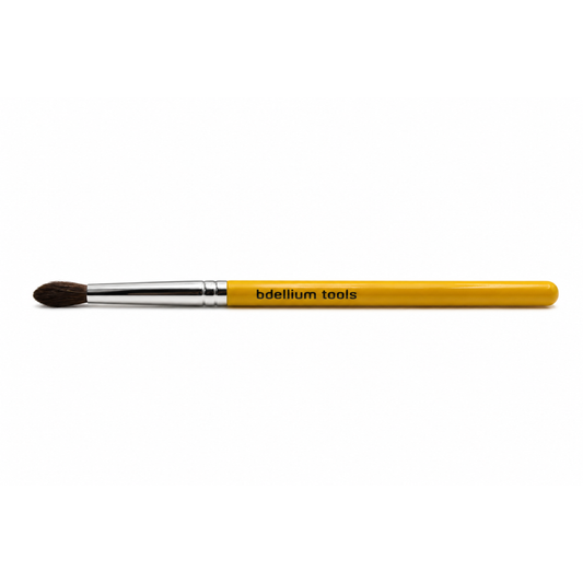 Primer plano detalle del cabezal aguzado en punta y las cerdas suaves de precisión del pincel de ojos Bdellium Tools 783.