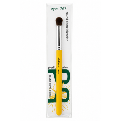 Pincel difuminador de ojos con cabezal de cúpula redonda Studio 767 Round Dome Blender de Bdellium Tools con mango negro.