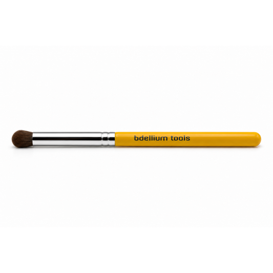Primer plano detalle del cabezal esférico pequeño y compacto con cerdas suaves del pincel de precisión Bdellium Tools 767.