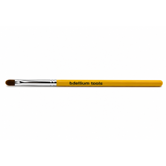 Primer plano detalle de la punta extremadamente fina y firme del pincel delineador Studio 711 de Bdellium Tools.