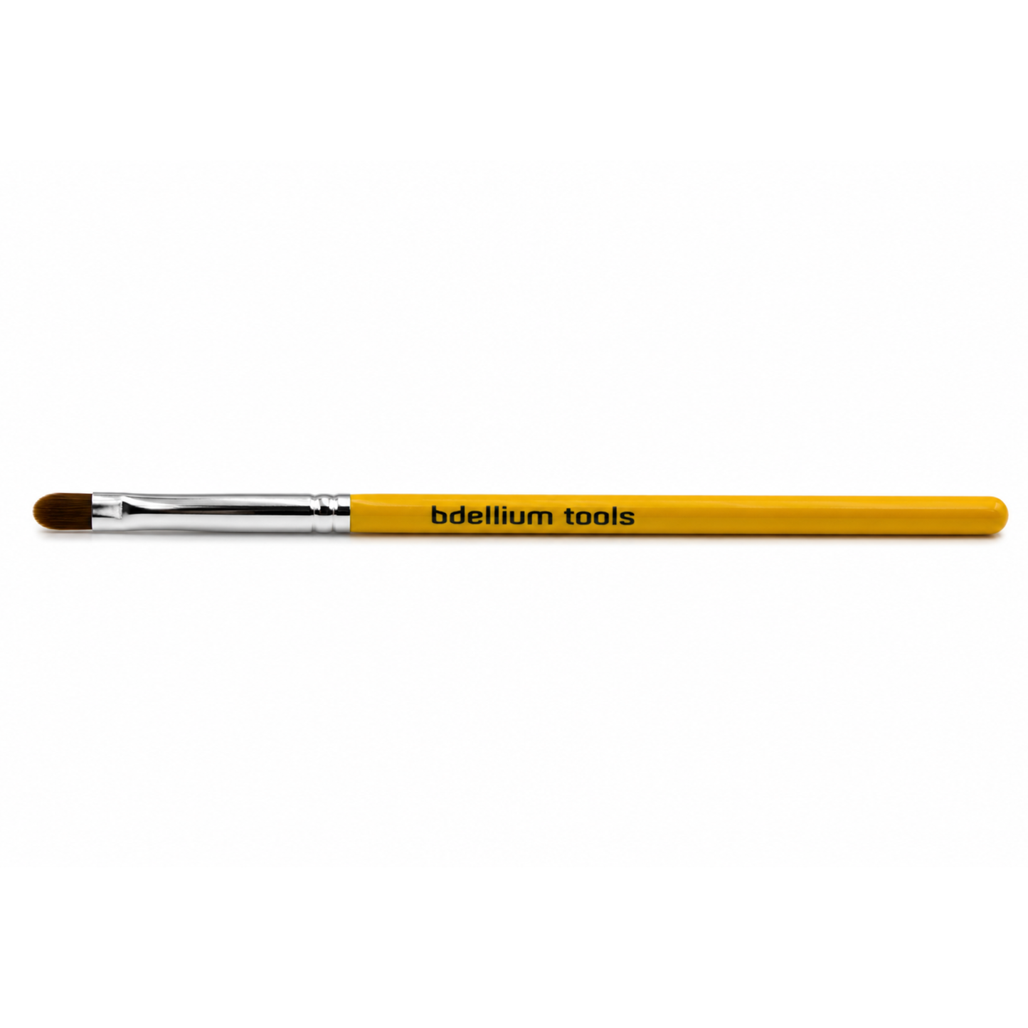 Primer plano detalle de la punta extremadamente fina y firme del pincel delineador Studio 711 de Bdellium Tools.
