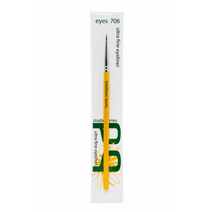 Pincel delineador de ojos con punta súper fina Studio 706 Fine Point Eyeliner de Bdellium Tools con mango negro.