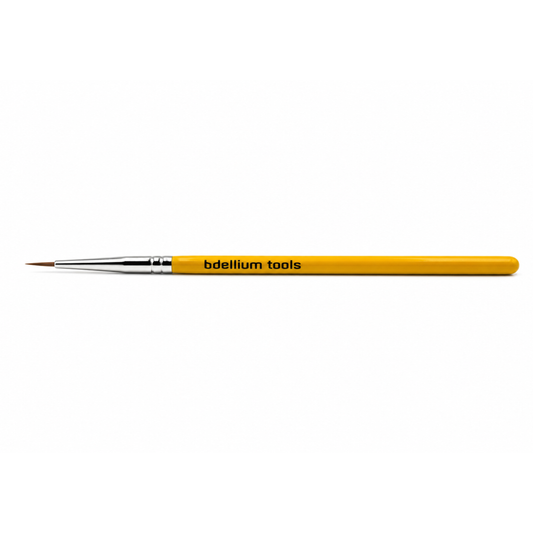 Primer plano de la punta ultra delgada y aguzada de las cerdas de precisión del pincel delineador Bdellium Tools 706.
