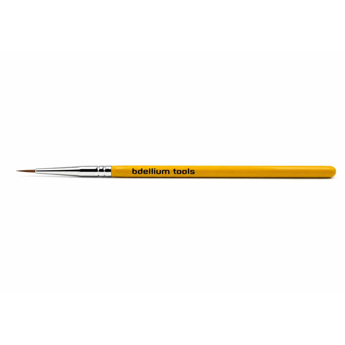 Primer plano de la punta ultra delgada y aguzada de las cerdas de precisión del pincel delineador Bdellium Tools 706.