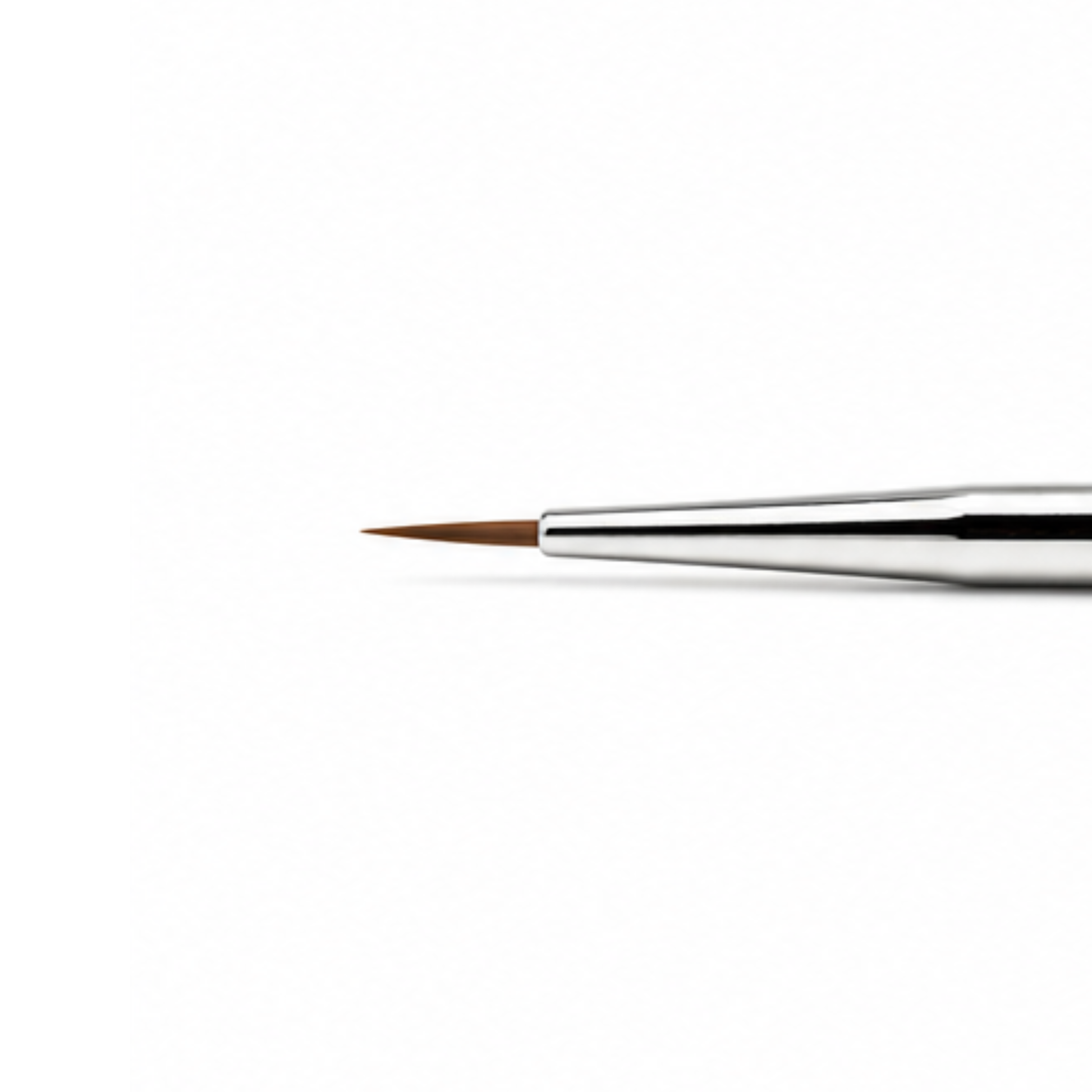Presentación individual del pincel de detalle para ojos Studio 706 Fine Point Eyeliner en su empaque protector original.