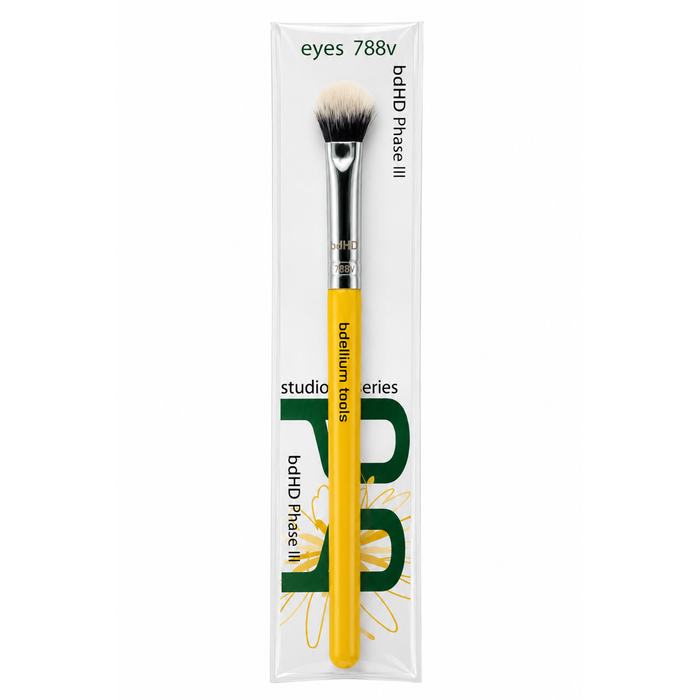 Pincel de ojos con corte angular patentado en V Studio 788 BDHD Phase III de Bdellium Tools con mango negro clásico.