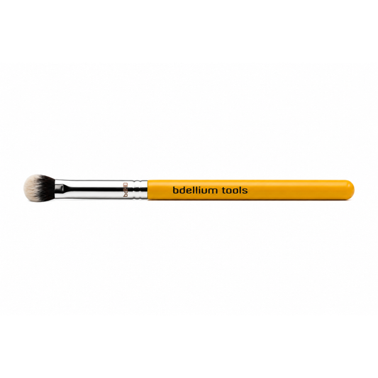 Primer plano del cabezal geométrico de doble inclinación y las cerdas sintéticas densas del pincel corrector Bdellium Tools 788.
