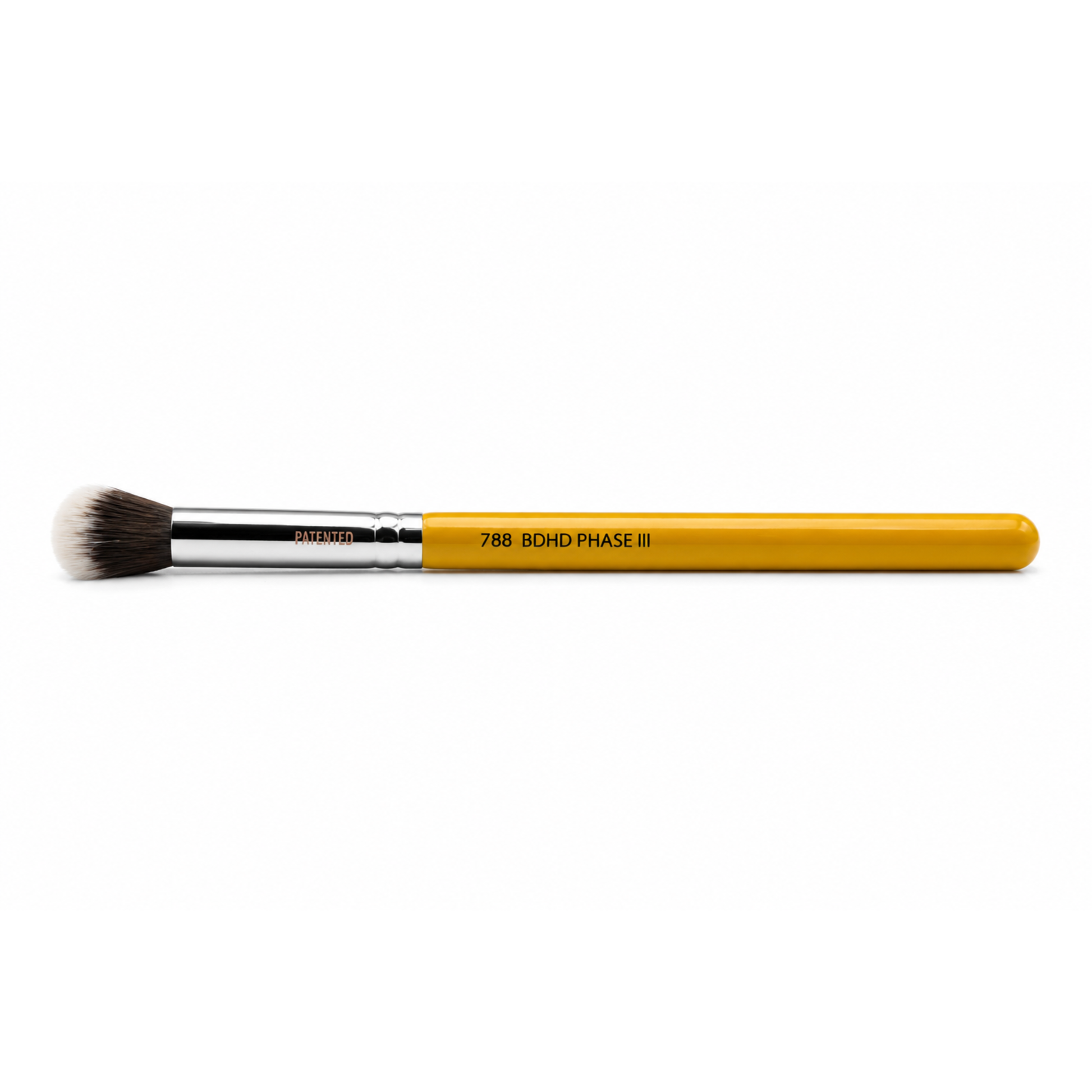 Maquillista profesional aplicando y difuminando corrector de forma fluida debajo de los ojos usando el pincel Studio 788 BDHD.