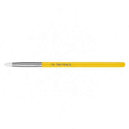 Primer plano detalle de la punta cónica fina y las cerdas firmes del pincel de ojos de precisión Bdellium Tools 718.