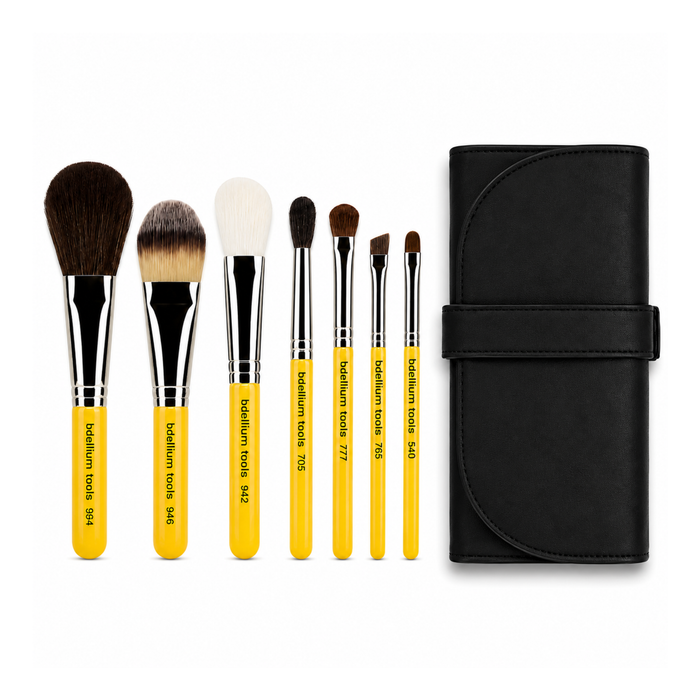 Set esencial de 7 brochas de viaje Travel Basic de Bdellium Tools extendidas junto a su estuche enrollable negro.