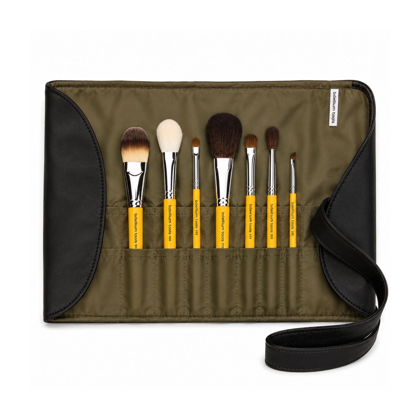 Set de brochas Travel Basic de Bdellium Tools dentro de su estuche enrollable compacto, ideal para llevar en la maleta.