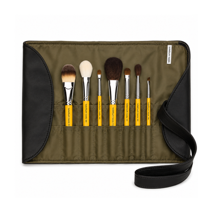 Set de brochas Travel Basic de Bdellium Tools dentro de su estuche enrollable compacto, ideal para llevar en la maleta.