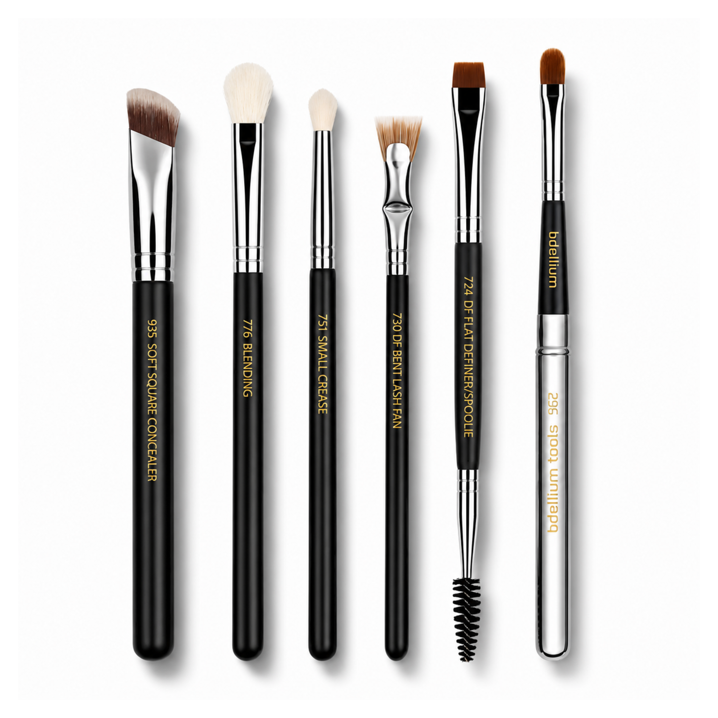 Maquillista profesional utilizando brochas Bdellium Tools de la serie Maestro para un look de ojos impecable.
