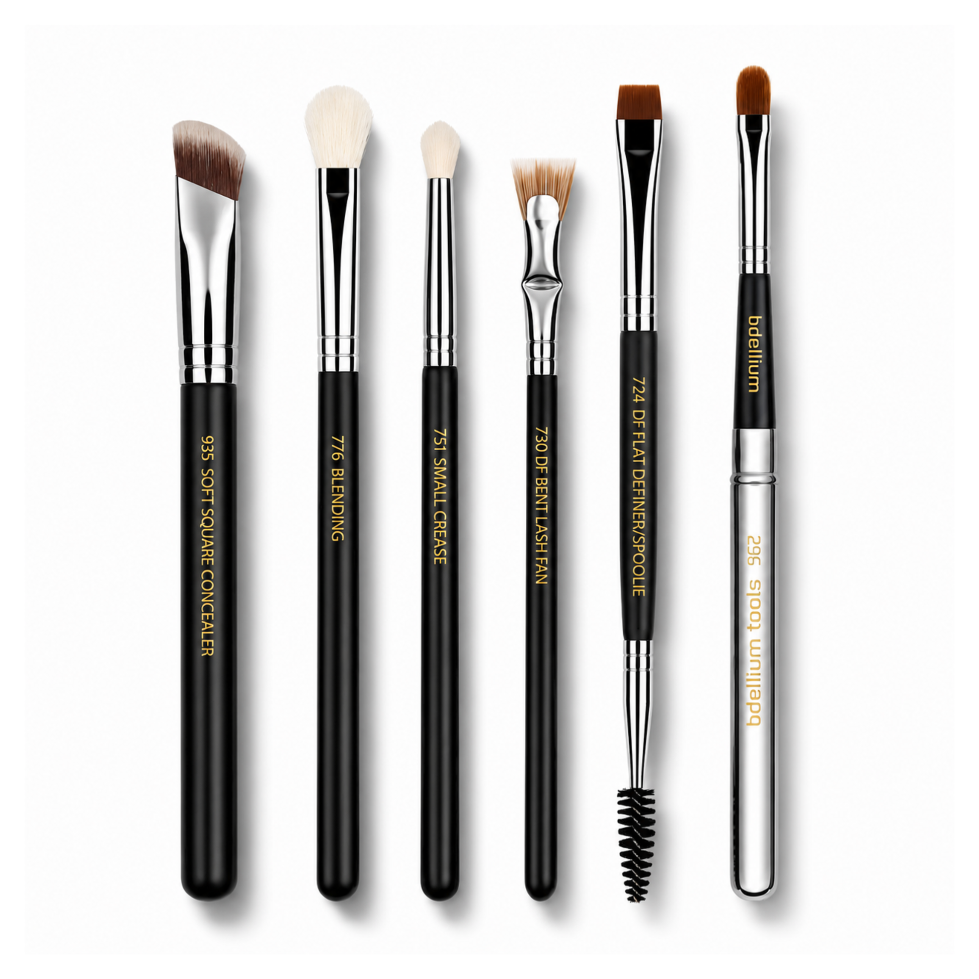 Maquillista profesional utilizando brochas Bdellium Tools de la serie Maestro para un look de ojos impecable.