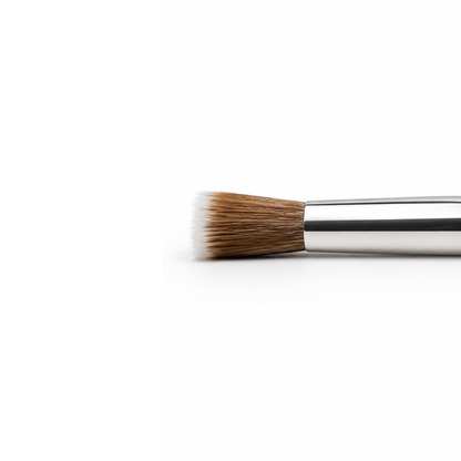 Herramienta profesional SFX 193 de Bdellium Tools, destacando su resistencia frente a productos de maquillaje de alta intensidad.