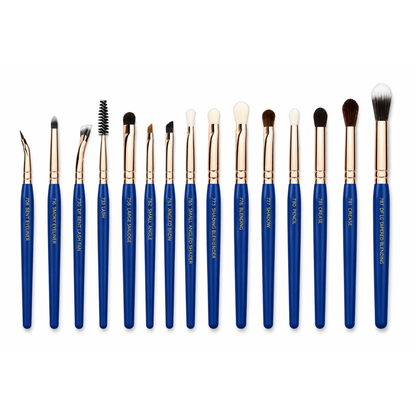 Acercamiento a las cerdas sintéticas veganas y virola de oro rosa de las brochas para ojos Bdellium Tools.