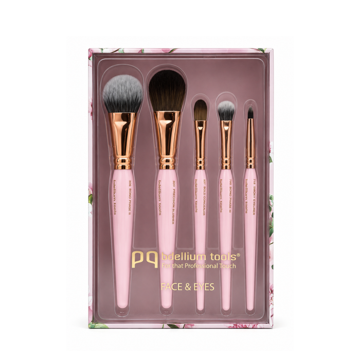 Set de brochas Pink Golden Triangle Collection de Bdellium Tools, destacando sus mangos ergonómicos rosas y virolas oro rosa.
