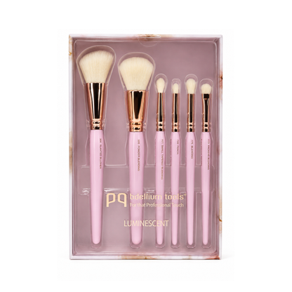Set completo de 15 brochas Luminescent de Bdellium Tools, destacando el acabado iridiscente de los mangos y las virolas en oro rosa.