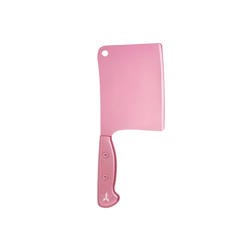Reverso del espejo de mano rosa de colección de Jeffree Star Cosmetics con forma de cuchillo de carnicero y el logo grabado en la base del mango.