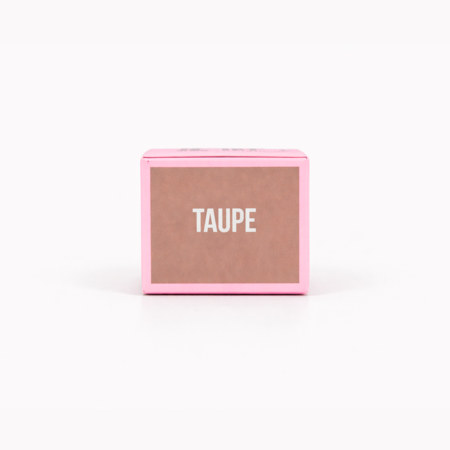 Maquillaje de cejas profesional rellenando con el lápiz retráctil en tono Taupe