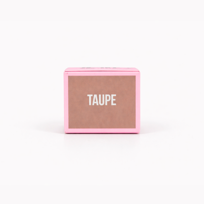 Maquillaje de cejas profesional rellenando con el lápiz retráctil en tono Taupe