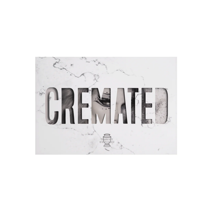 Diseño exterior del empaque original de la paleta de sombras Cremated Palette con estética de mármol