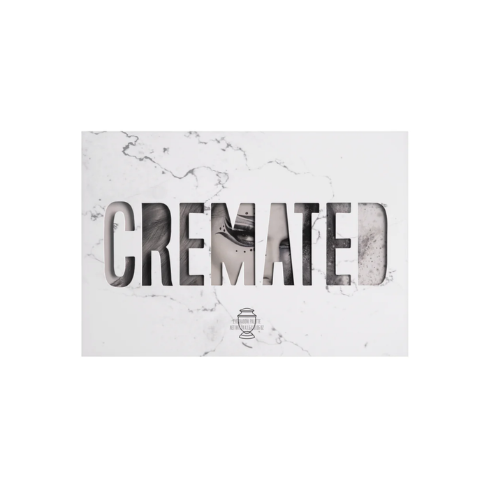 Diseño exterior del empaque original de la paleta de sombras Cremated Palette con estética de mármol