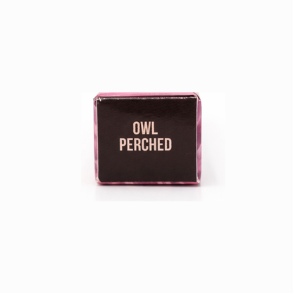 Empaque exterior con el logotipo de la marca Jeffree Star Cosmetics y los detalles de la fórmula en barra.