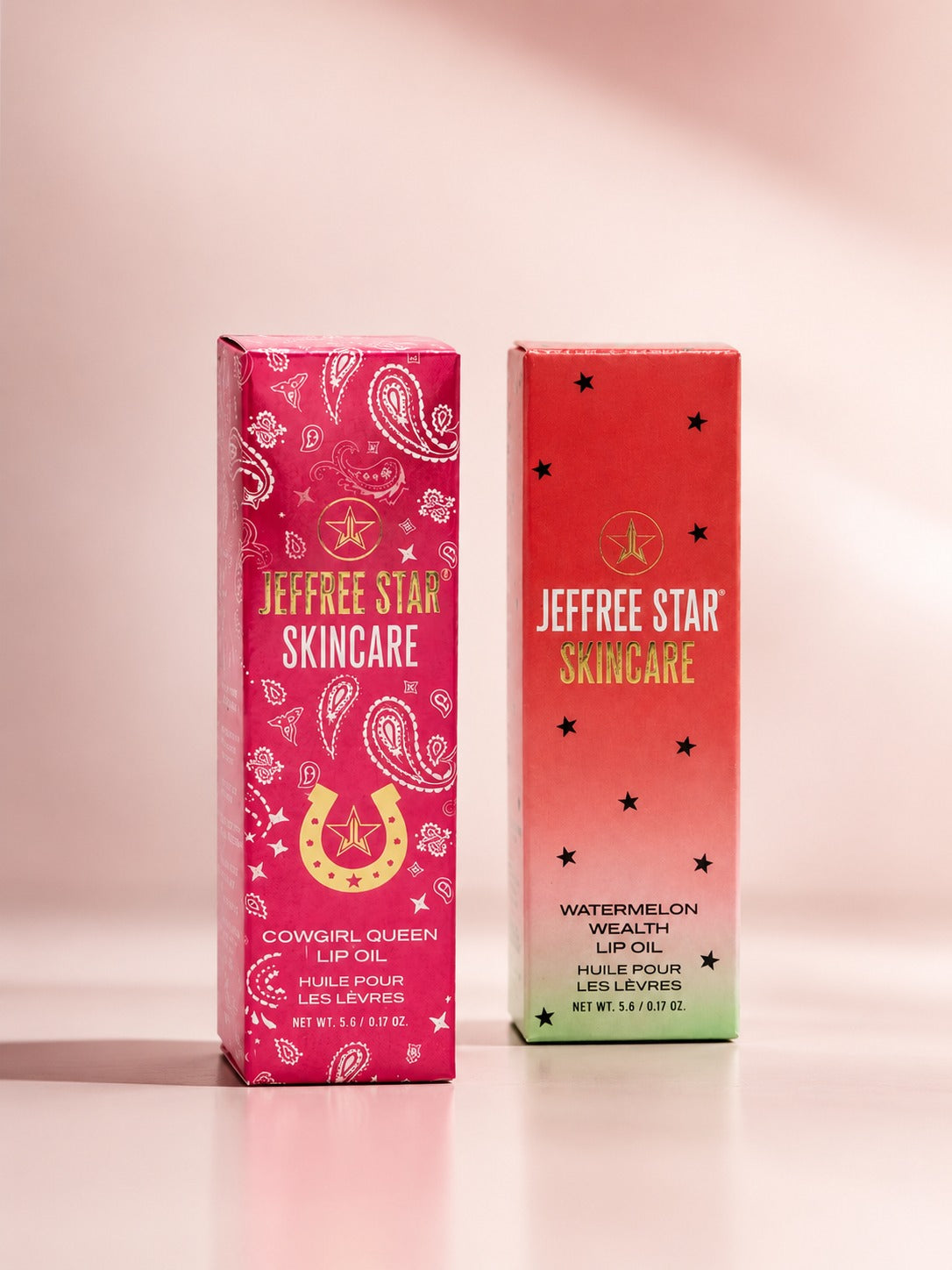 Dos cajas de producto de Jeffree Star sobre fondo rosa.