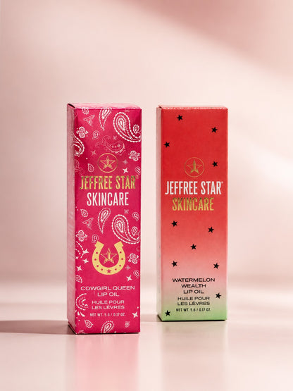 Dos cajas de producto de Jeffree Star sobre fondo rosa.