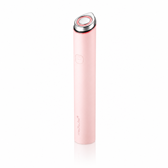 Uso del dispositivo Age-R Booster Pro Mini Plus Pink de Medicube sobre el rostro.
