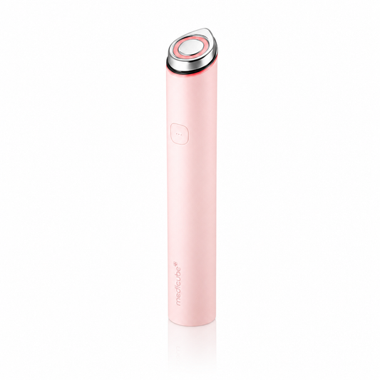 Uso del dispositivo Age-R Booster Pro Mini Plus Pink de Medicube sobre el rostro.
