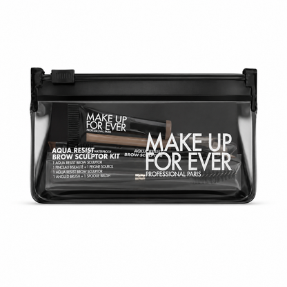 Aplicación del kit de cejas Aqua Resist Brow Sculptor para definir las cejas.
