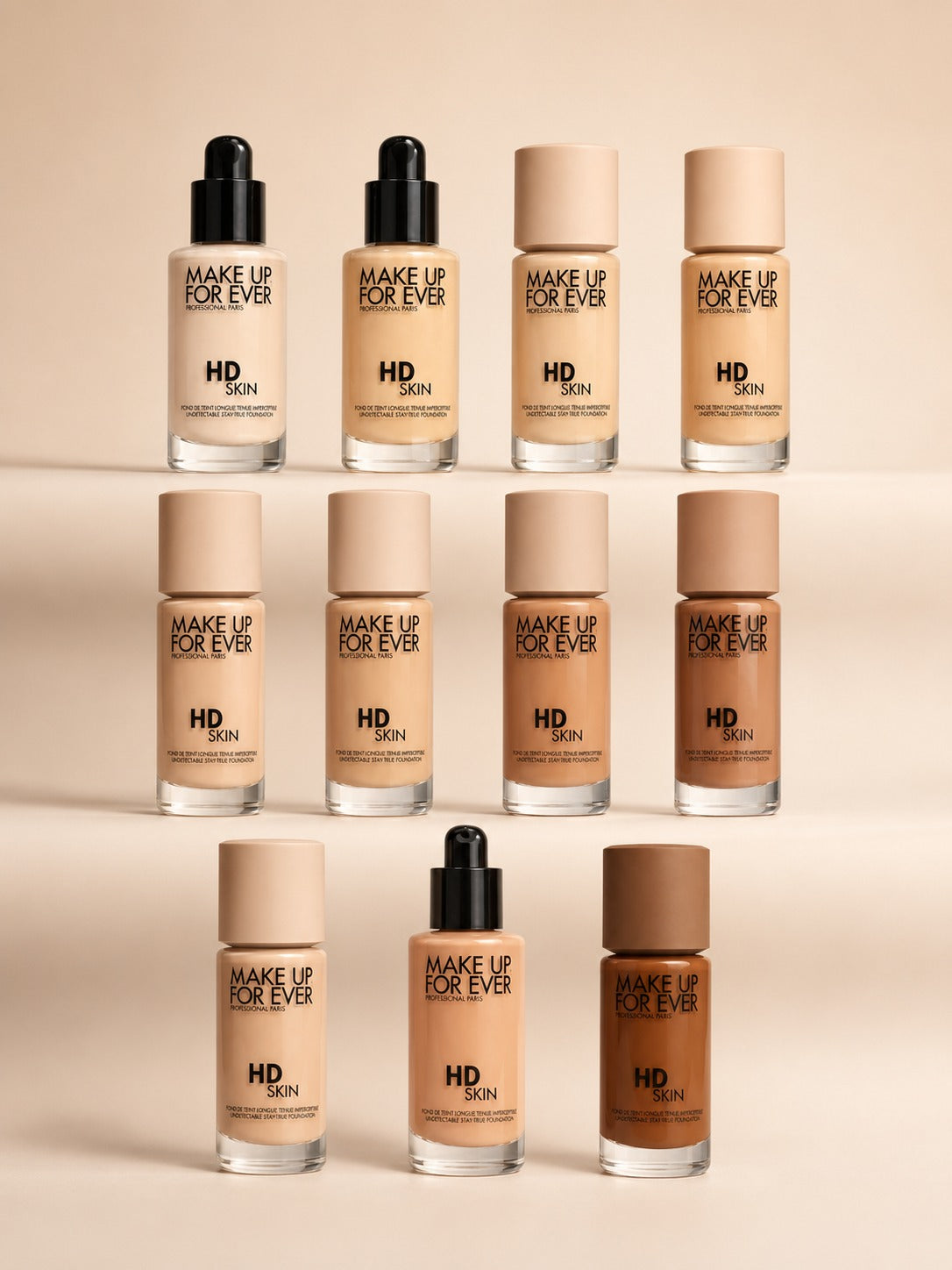 Colección de frascos elegantes y profesionales de las bases de maqillake HD Skin Undetectable en varios tonos.