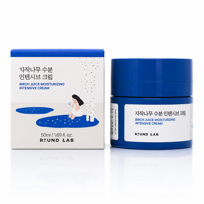 Aplicación de Birch Moisturizing Intensive Cream de Round Lab sobre la piel.