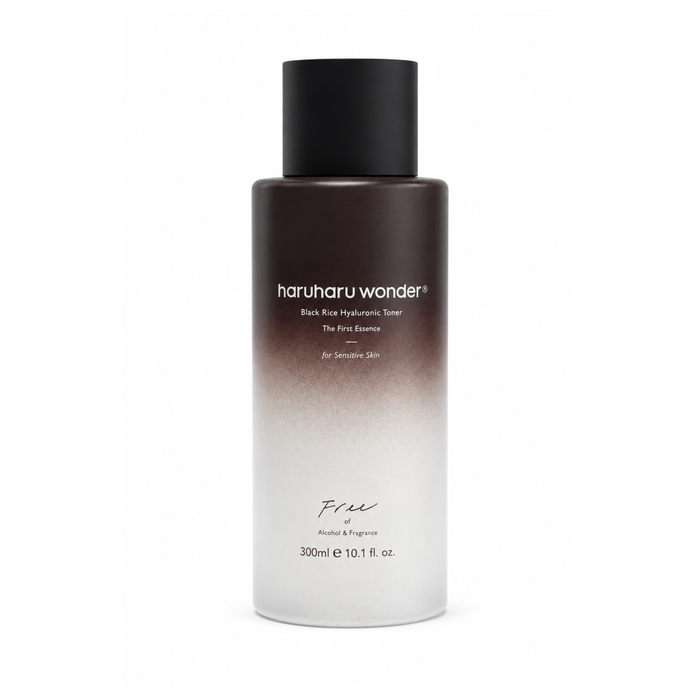Envase de tónico facial Black Rice Hyaluronic Toner de la marca Haruharu Wonder.