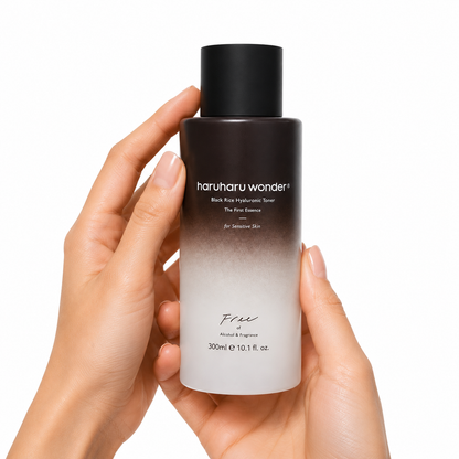 Aplicación de Black Rice Hyaluronic Toner de Haruharu Wonder sobre la piel.