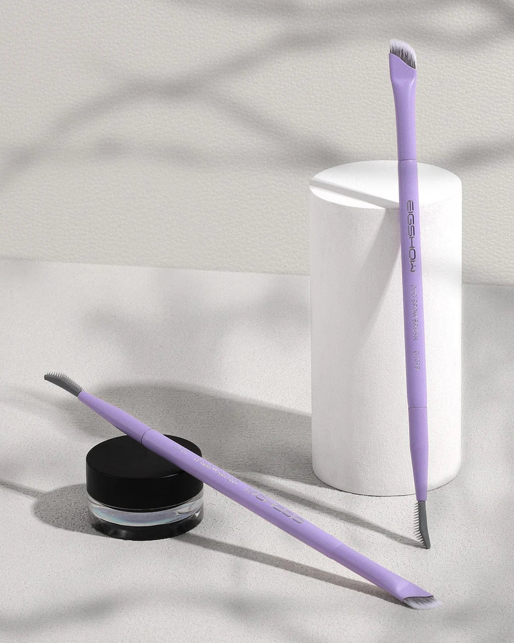 Brocha doble punta EIGSHOW D108P con cepillo para cejas y punta angular para delineado.