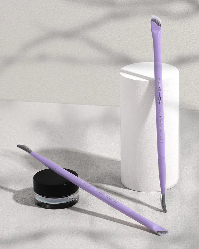 Brocha doble punta EIGSHOW D108P con cepillo para cejas y punta angular para delineado.