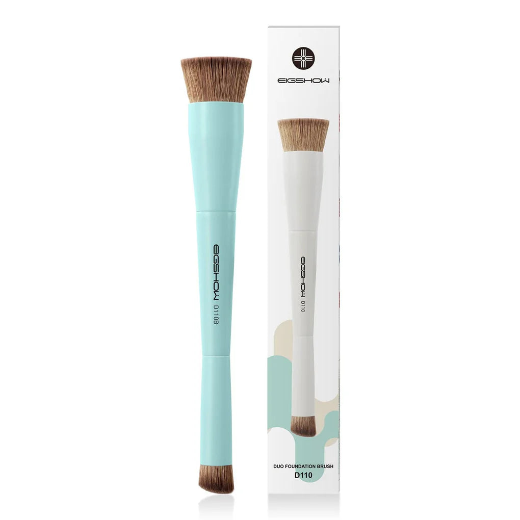 Brocha doble punta EIGSHOW D110B en color beige para base y corrector.