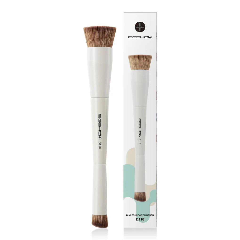 Brocha doble punta D110 EIGSHOW para base y corrector con diseño ergonómico.